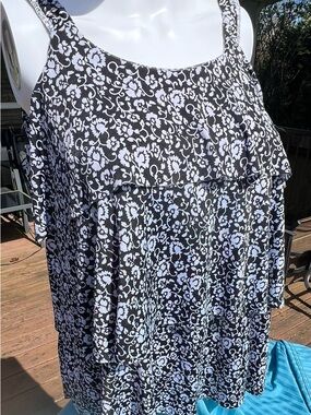 Black & White Floral Ruffle Tank Blouse. Size M.